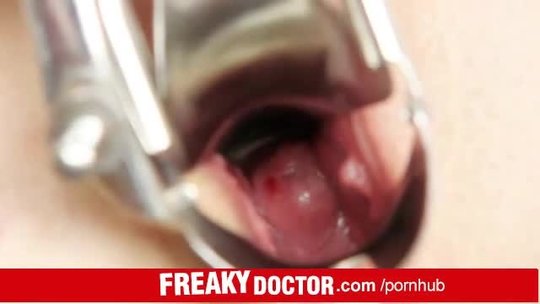 Гинеколог трогает клитор - порно видео