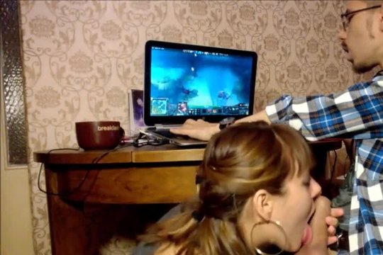Парень играет компьютер - Поиск порно