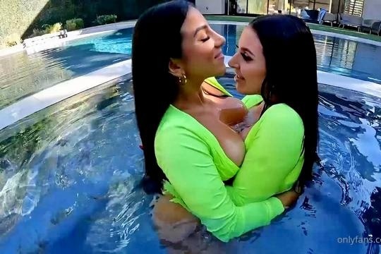 Групповой секс в бассейне Секс видео бесплатно